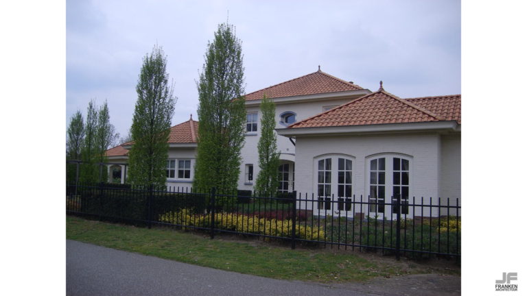 Woonhuis met garage te Maarheeze